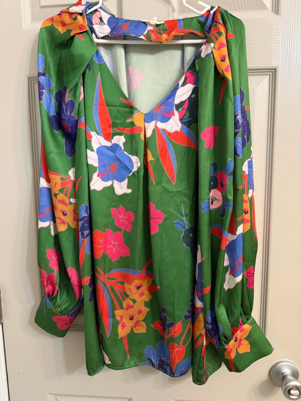 Stunning colors! entro Green Floral V-Neck  Sleeve Blouse